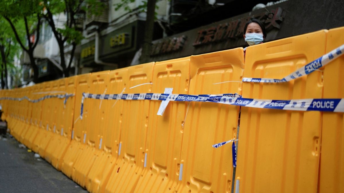 Šanghaj kvůli šíření covidu-19 staví ploty a zátarasy kolem budov